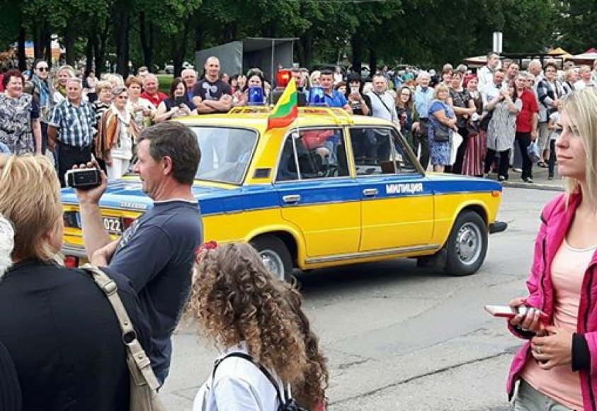 „Facebook“ nuotr./Milicijos automobilis Radviliškio miesto šventėje