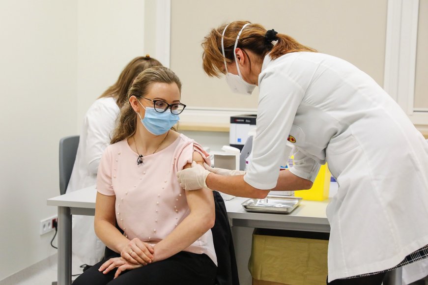 Kauno klinikų nuotr./Kauno klinikose prasidėjo darbuotojų skiepijimas COVID-19 vakcina.