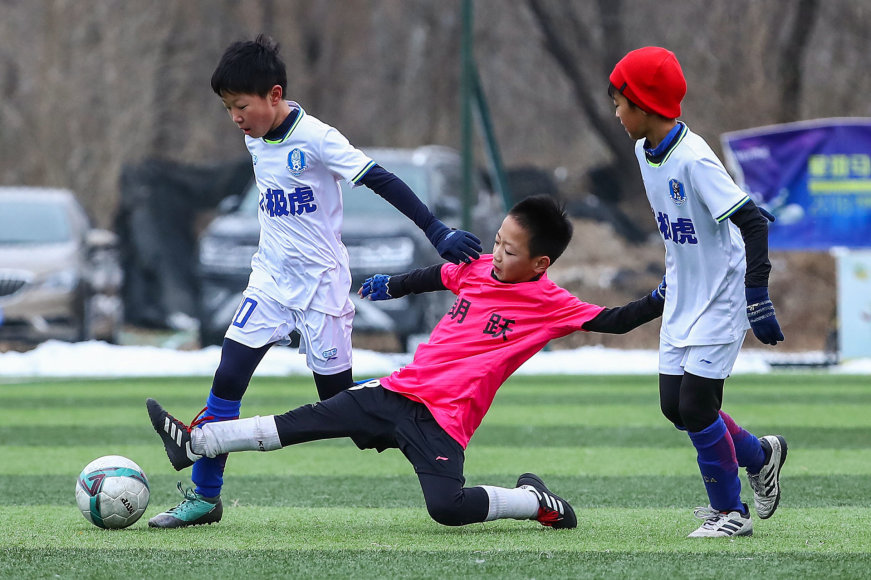 „Scanpix“ nuotr./Vaikai žaidžia futbolą Kinijoje