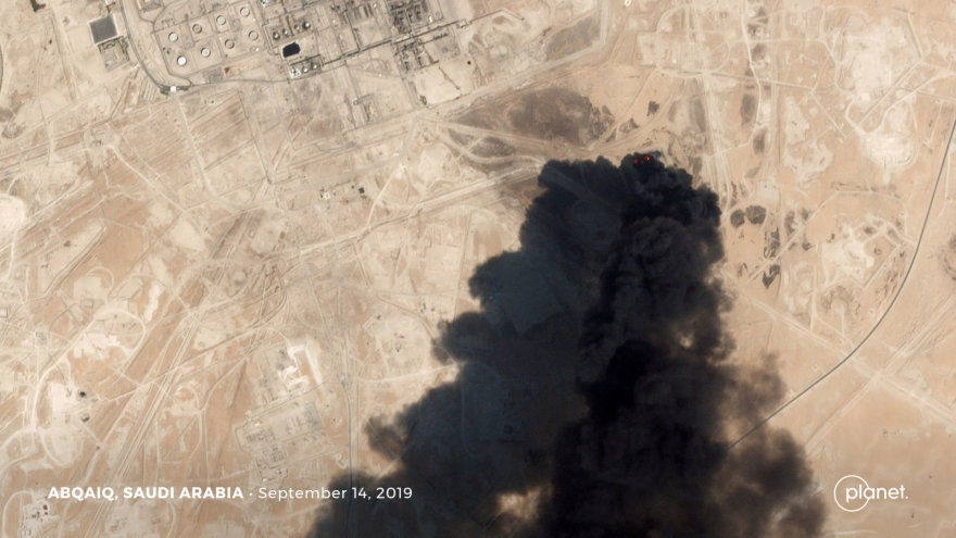 „Reuters“/„Scanpix“ nuotr./Atakuotas naftos gavybos objektas Saudo Arabijoje