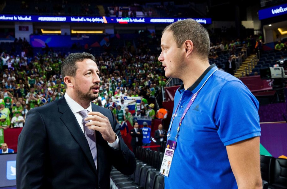 H.Turkoglu kalbasi su slovėnu R.Nesterovičiumi per Europos krepšinio čempionatą Stambule.